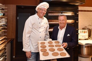Matthias Walther mit Roland Kaiser und einem Blech frisch gebackener Kekse in der KeXerei Sporergasse